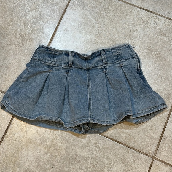 Almost Famous Denim Pleated Micro Mini Skirt Skort M Low Rise Y2K - Picture 2 of 9